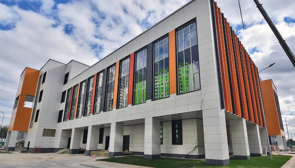 Завершается монтаж мебели и оборудования в здании школы в 14-м квартале района Некрасовка