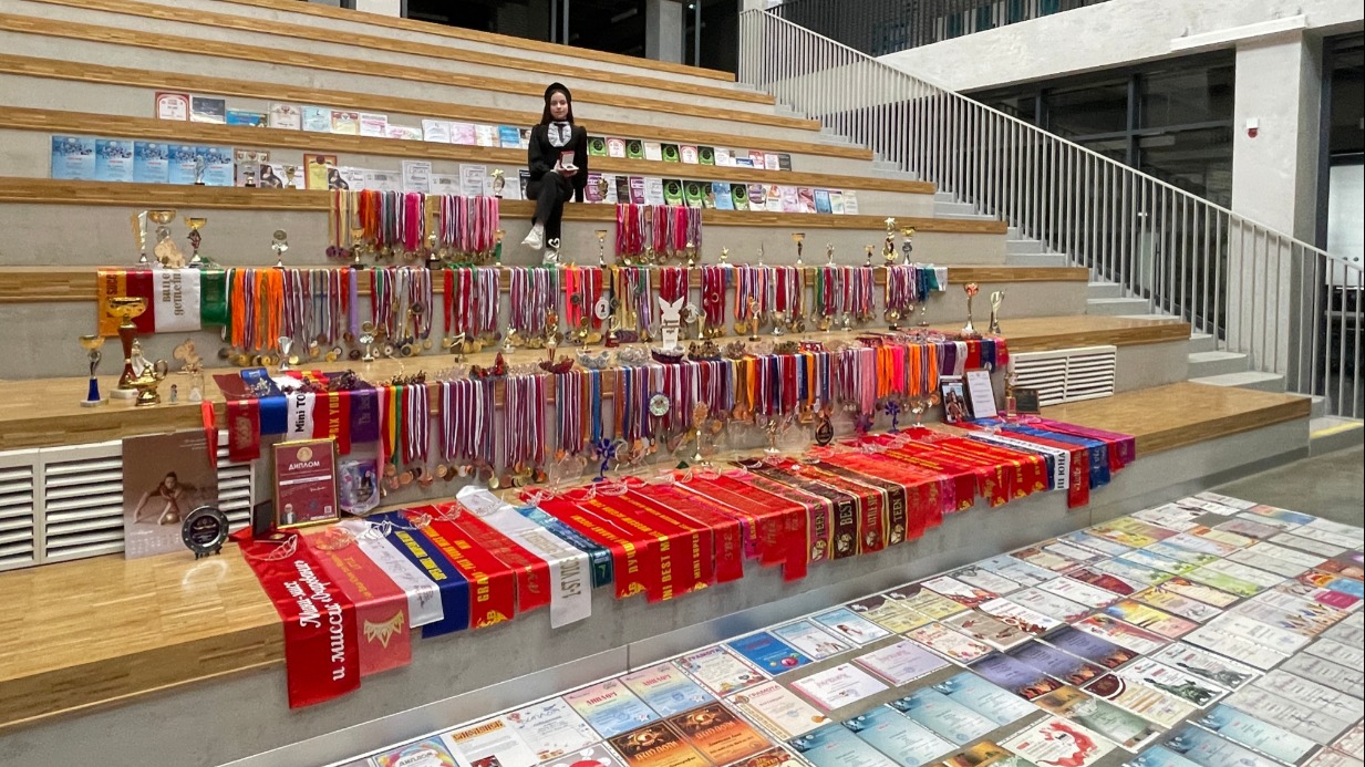 Анна Девяткина с дипломами рекордсмена за наивысшее в мире число наград 