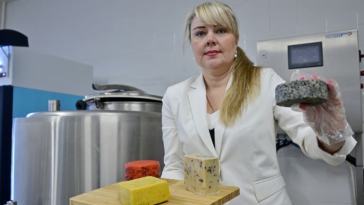 Директор Экспериментального центра сыроделия Елена Сидорова презентует инновационные разработки — сыры с активированным углем, куркумой и черноплодкой