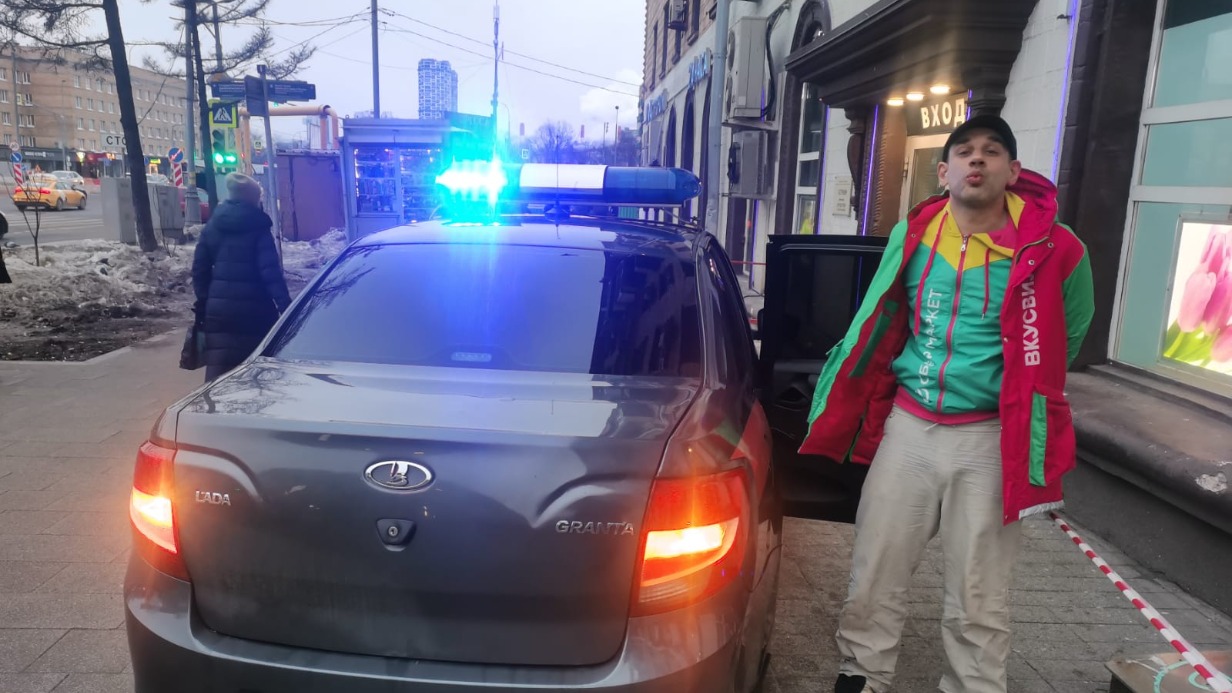 Пьяный мужчина ворвался в магазин в Москве с ножом и требовал отдать ему весь алкоголь