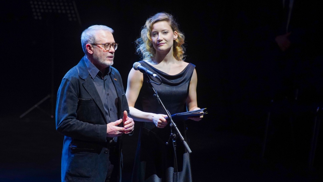 Ведущие вечера главный режиссер МАМТа им. Станиславского и Немировича-Данченко Александр Титель и актриса Анастасия Волынская