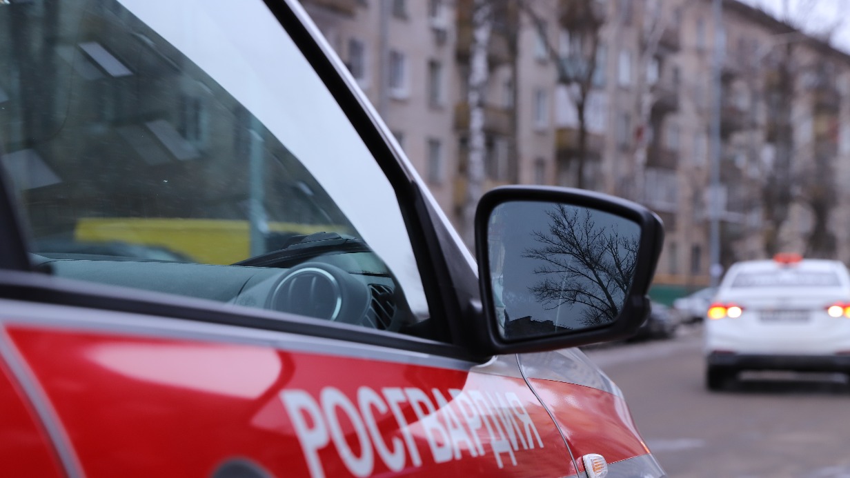 Пьяный мужчина с пистолетом напал на ларек на севере Москвы