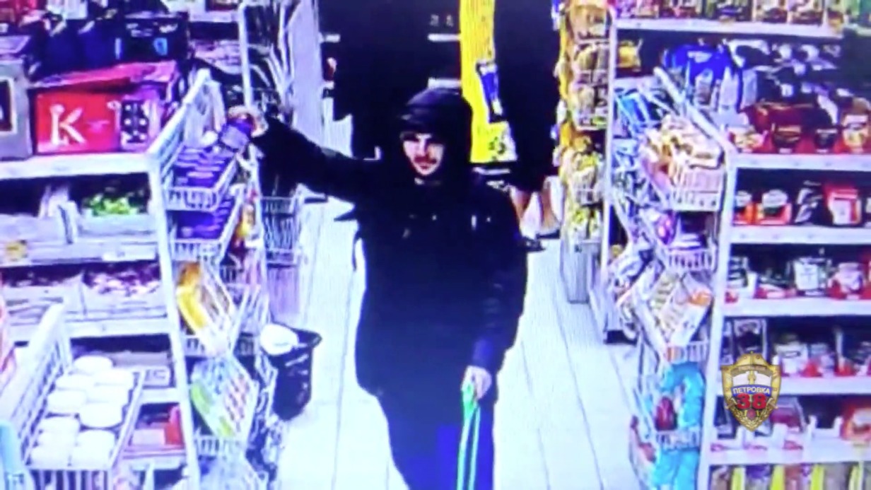 Двое мужчин ограбили продуктовый магазин в центре Москвы. Видео