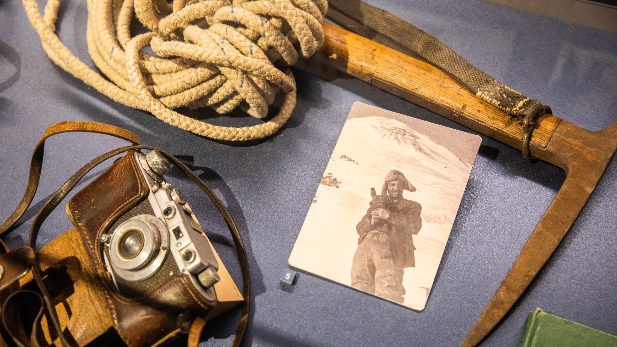 Выставку к 80-летию водружения советских флагов на Эльбрусе открыли в Музее Победы