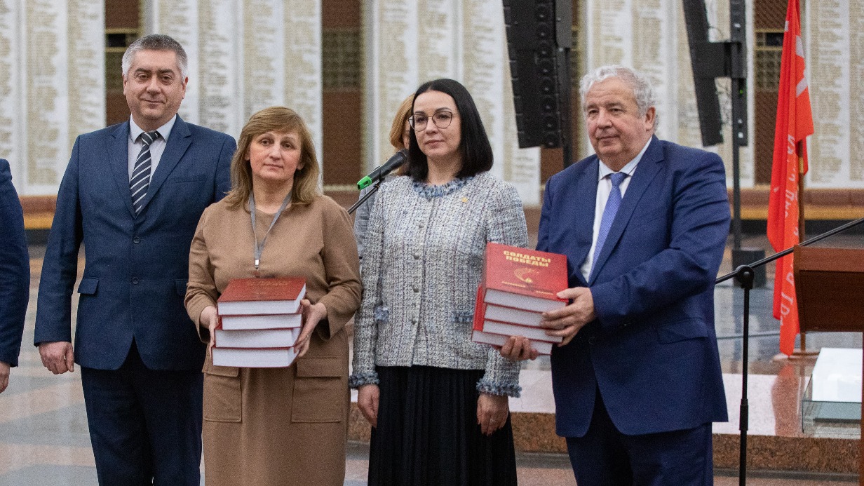 Три книги о защитниках страны из Рязани передали в Музей Победы