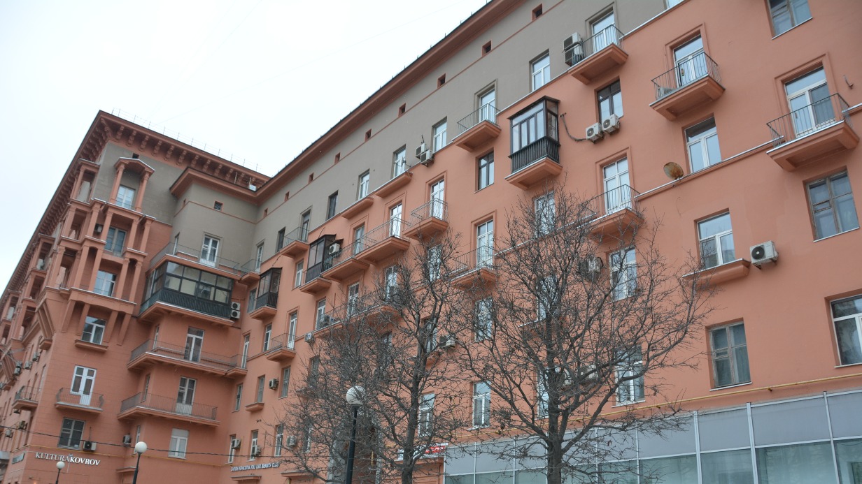 Капремонт фасада дома архитекторов Розенфельда и Извекова завершился на Кутузовском проспекте