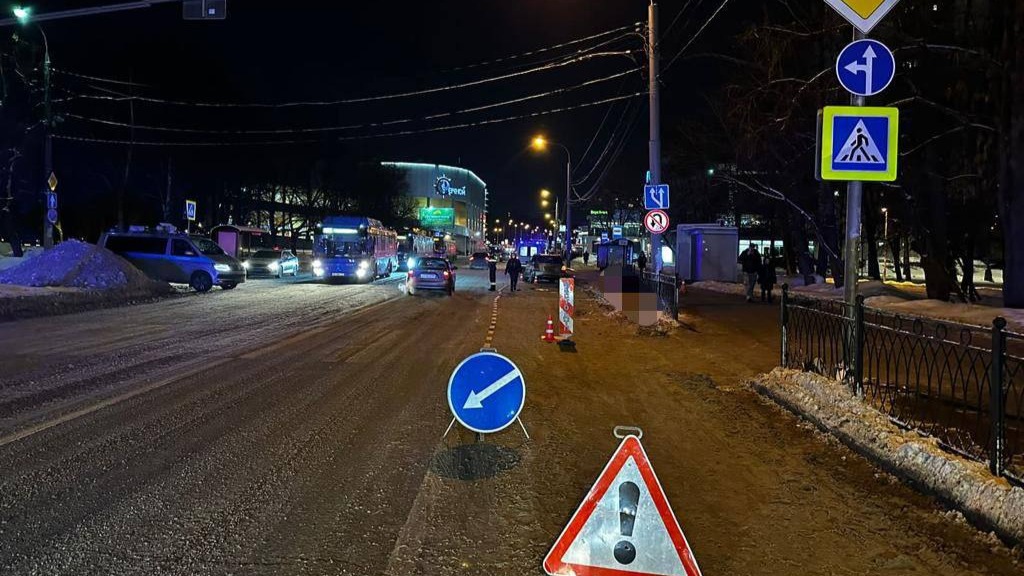 Водитель автомобиля насмерть сбил женщину на Фестивальной улице