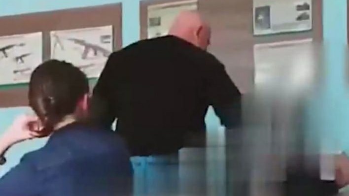 Школьный учитель в Тольятти заставлял детей есть бумагу