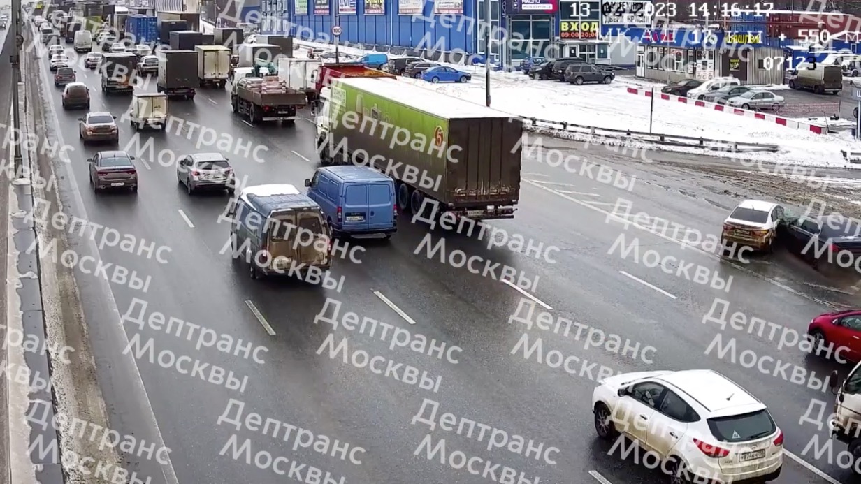 Автомобилист устроил ДТП на МКАД и пробил ограждение. Видео
