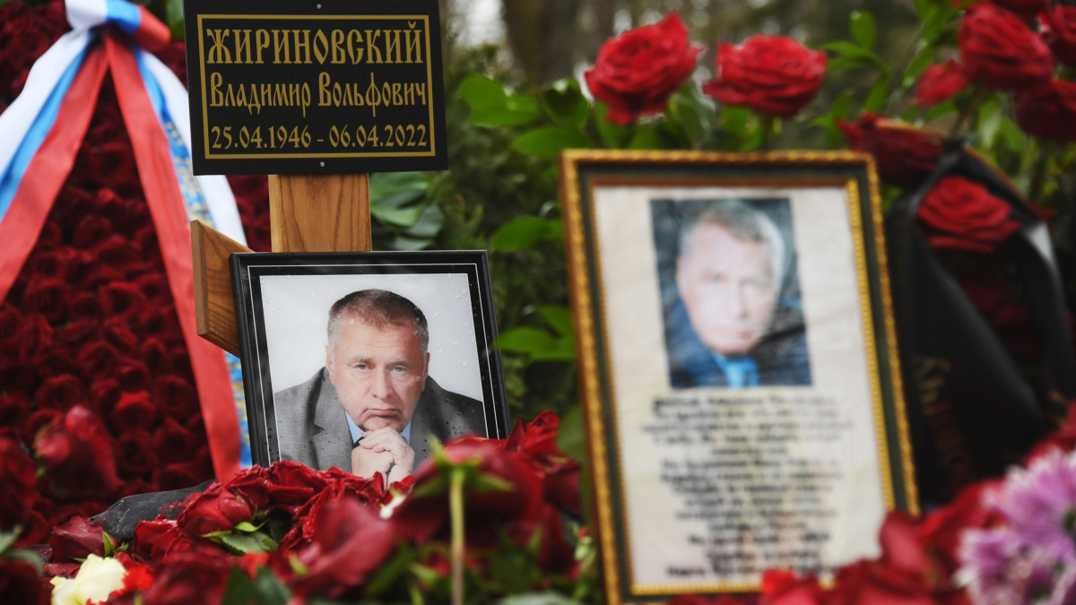 Памятник Жириновскому на Новодевичьем кладбище откроют 6 апреля