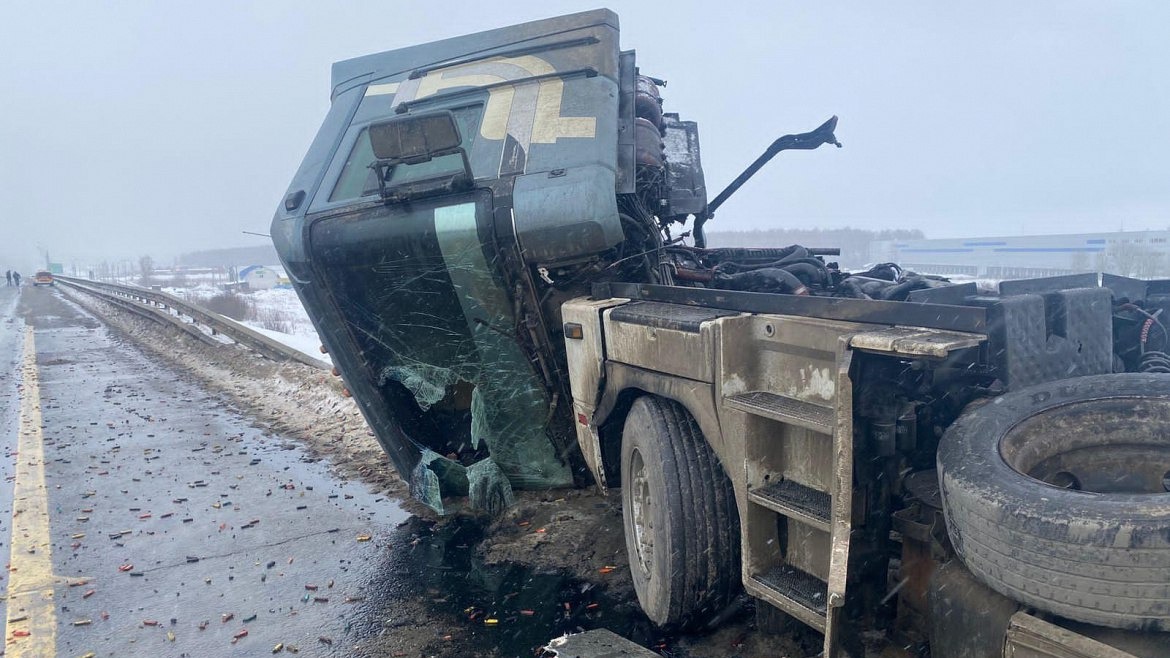 Грузовик врезался в отбойник и загорелся на трассе в Подмосковье
