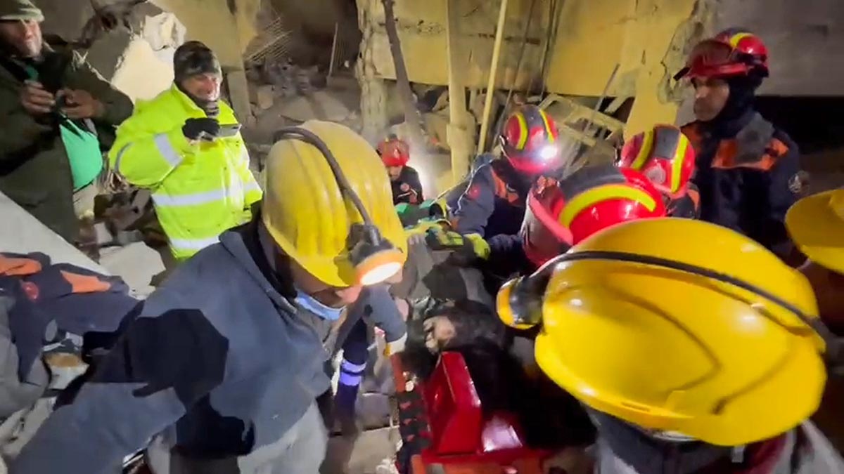 Женщину спасли из-под завалов спустя 204 часа после землетрясения в Турции