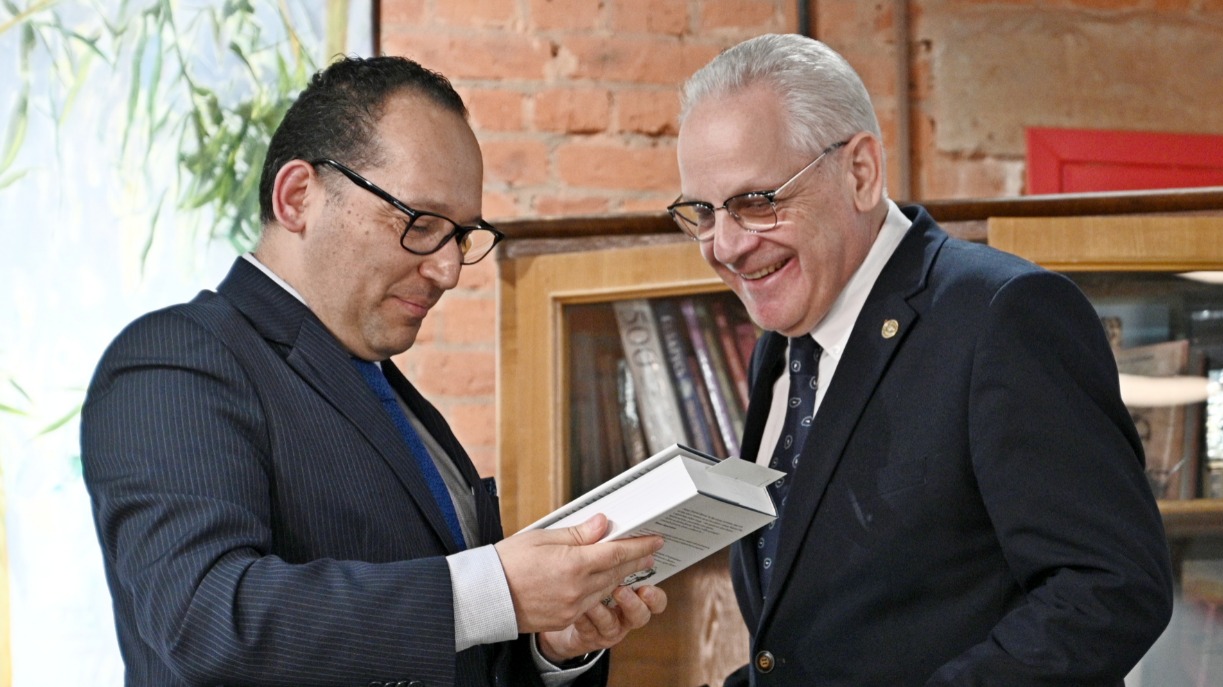 Посол Колумбии в Москве Эктор Исидро Аренас Нейра (слева) дарит книгу колумбийского писателя Габриэля Гарсиа Маркеса «Сто лет одиночества» генеральному директору Библиотеки иностранной литературы Павлу Кузьмину