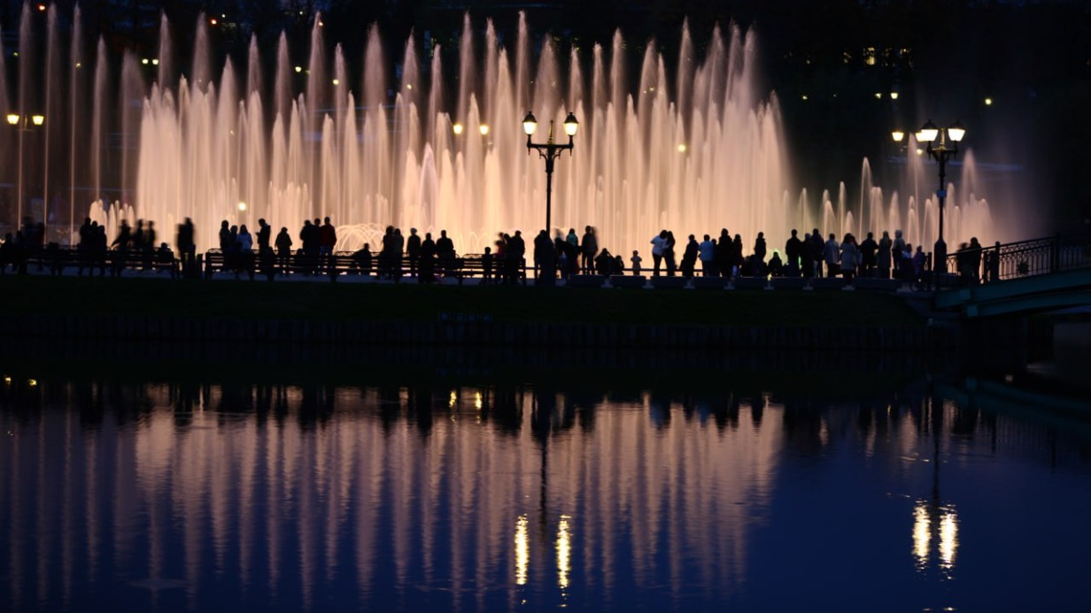 Столичные службы приступили к облицовке чаши фонтана в парке музея-заповедника «Царицыно»