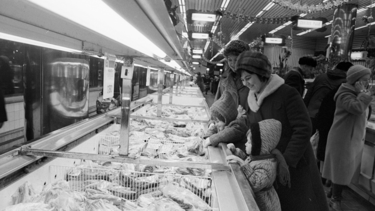 Покупатели в магазине «Океан»