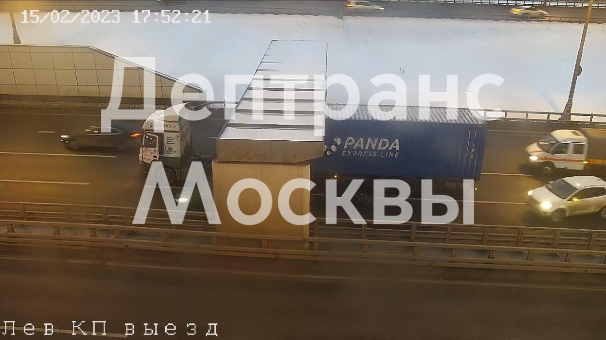 Грузовик застрял под аркой на западе Москвы