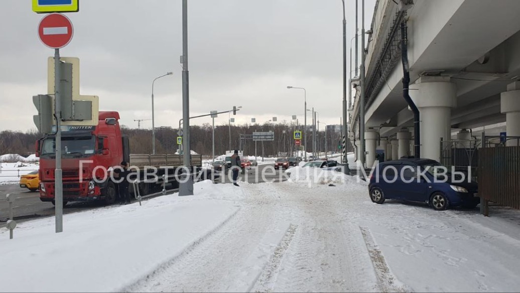 Человек погиб в ДТП с участием грузовика в Новой Москве