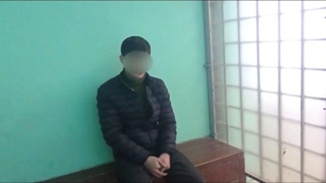 Появилось видео допроса мужчины, который избил менеджера Wildberries