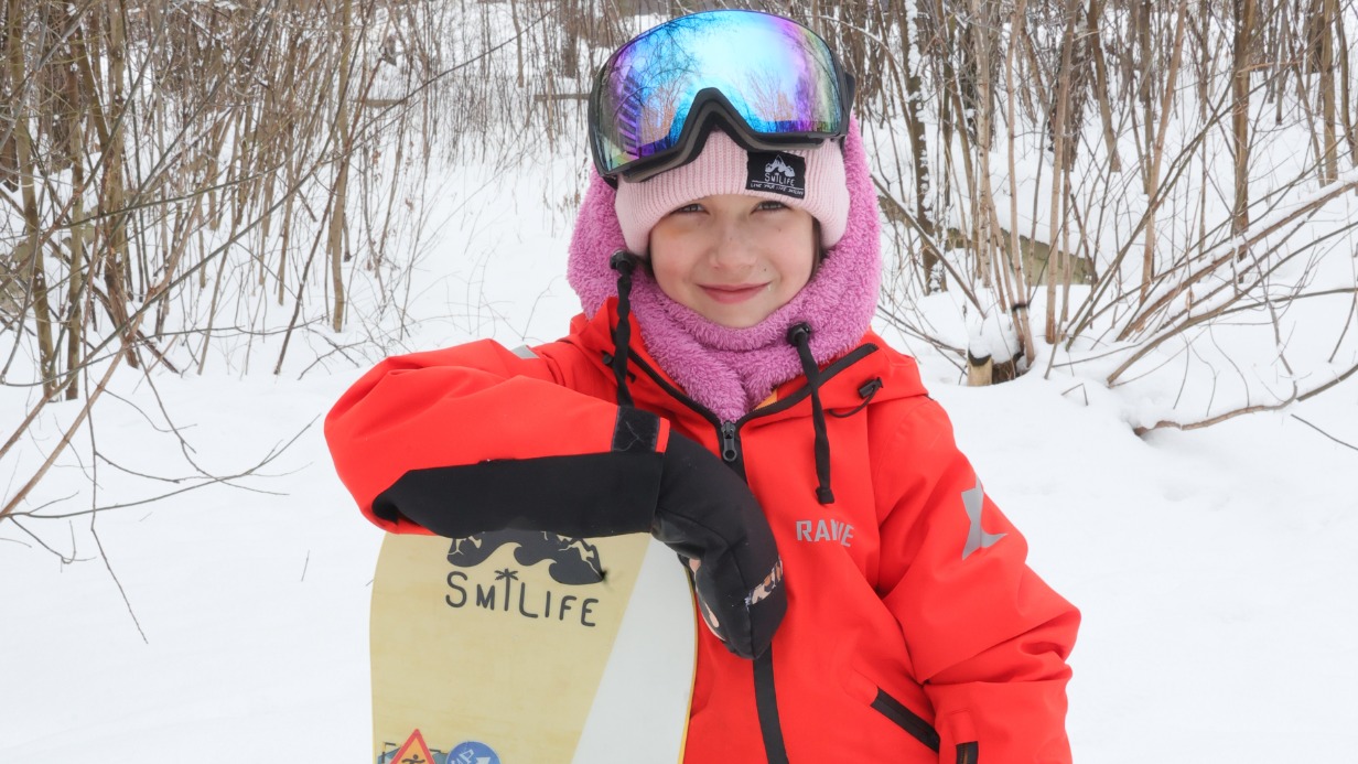 Василиса Ермакова зимой тренируется на склоне в Крылатском