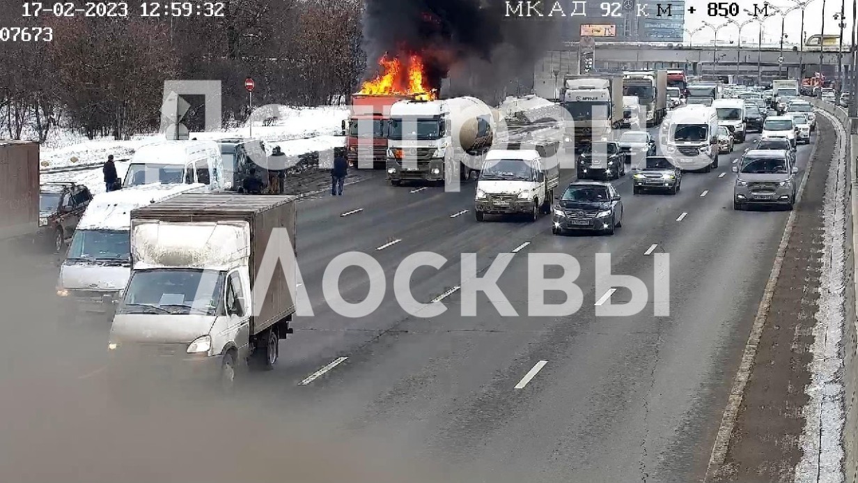 Грузовик загорелся на МКАД на северо-востоке Москвы