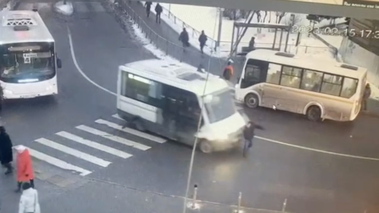 Маршрутка сбила пенсионера на пешеходном переходе в Подмосковье