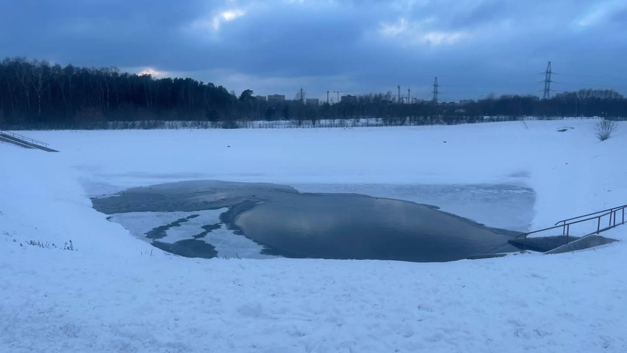 Подросток провалился под лед в районе Жулебино