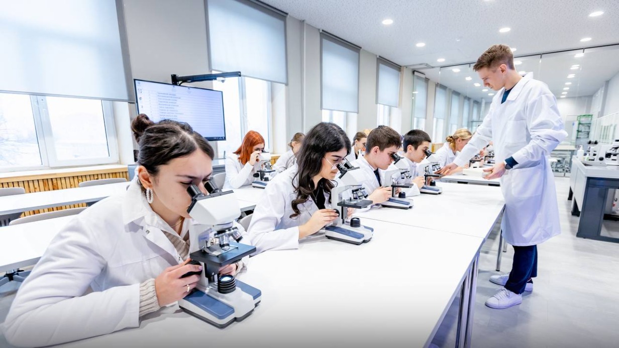 Собянин: Ученики медицинских классов начали осваивать профессию младшей медицинской сестры