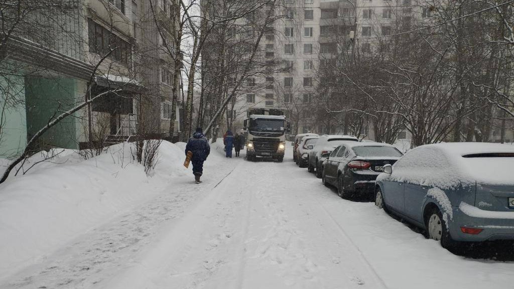 Мусоровоз насмерть задавил женщину на юго-западе Москвы