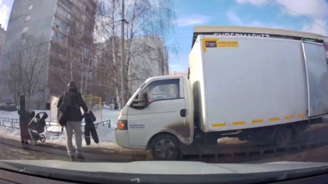 Жительница Зеленограда заступилась за мужа, бросившего их сына в сугроб