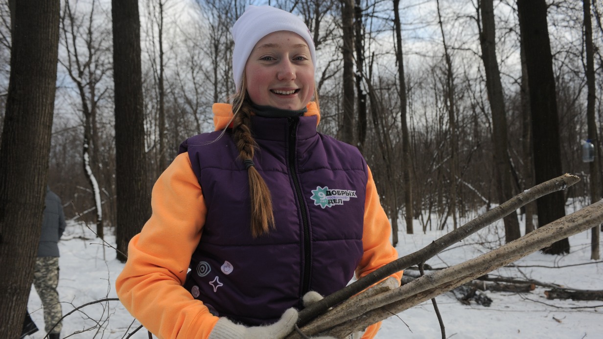 Студентка Анна Самарина вместе с другими добровольцами расчищает заповедную дубовую рощу в Главном ботаническом саду. Весной там высадят новые деревья