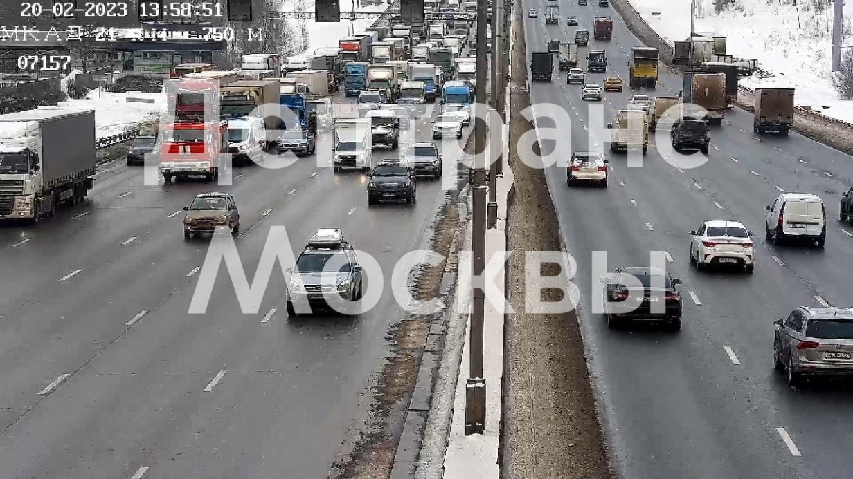 Несколько автомобилей столкнулись на МКАД