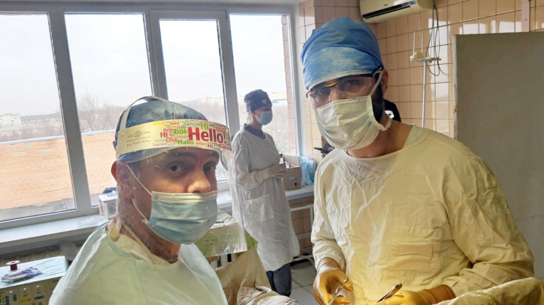 Заведующий отделением сосудистой хирургии в городской клинической больнице имени В. В. Виноградова Константин Романенко (слева) вместе с сербским коллегой Робертом Гарески