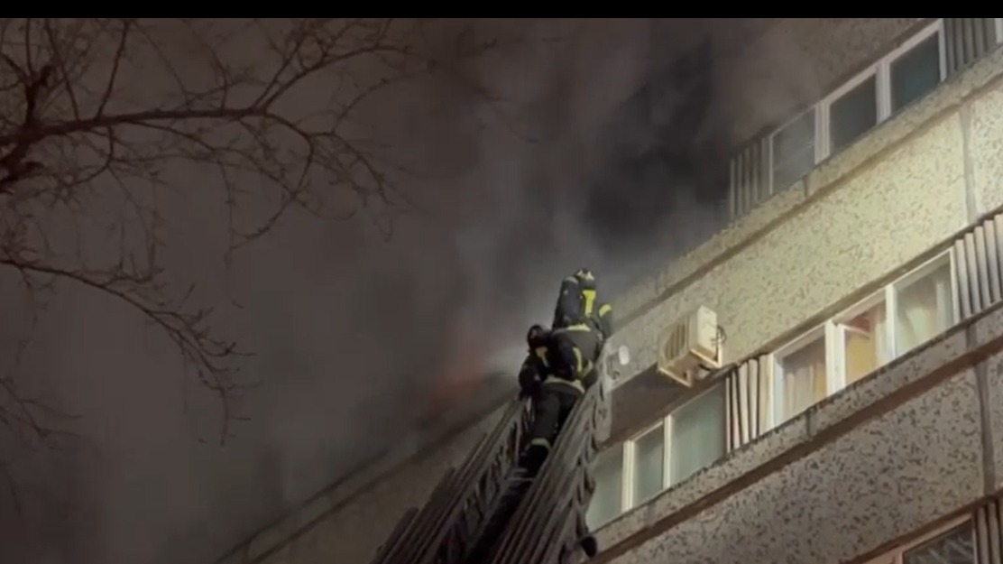 Появилось видео с места крупного пожара в центре Москвы