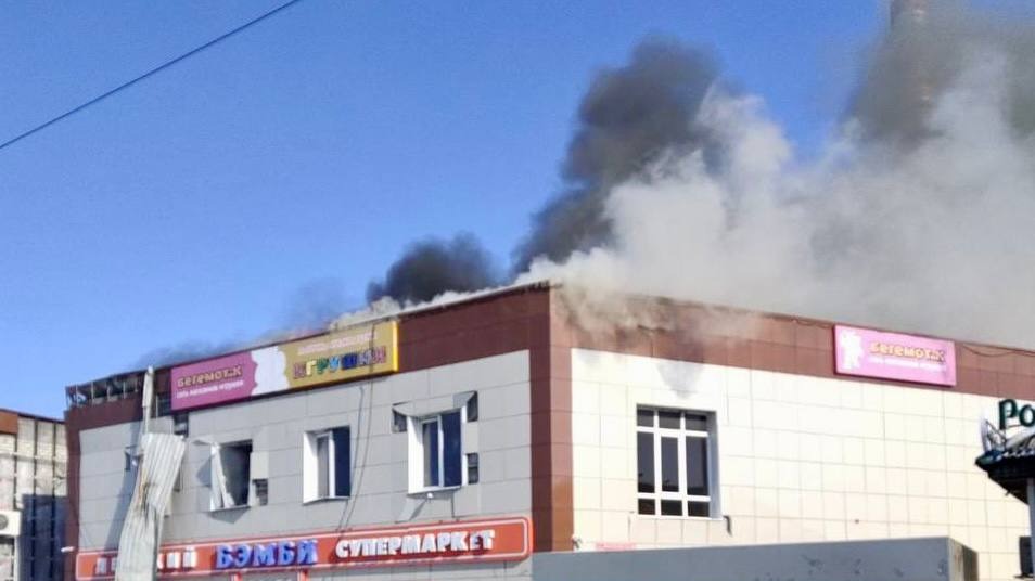 Торговый центр загорелся в результате обстрела Шебекино в Белгородской области