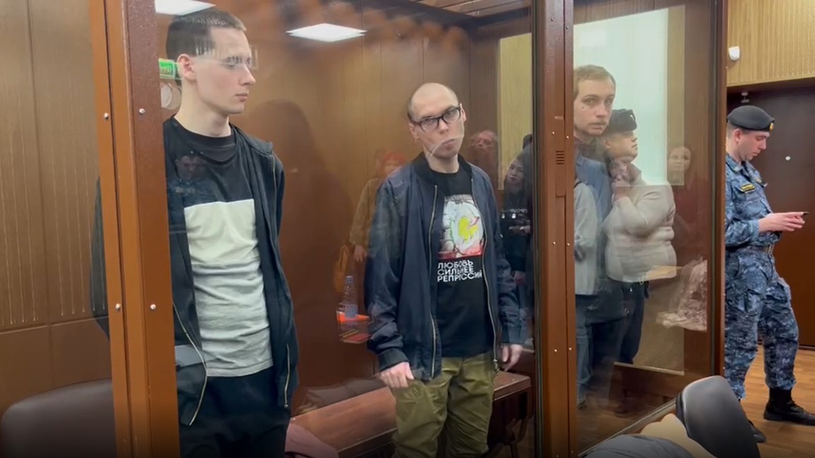 Суд продлил арест обвиняемому в разжигании ненависти поэту Камардину