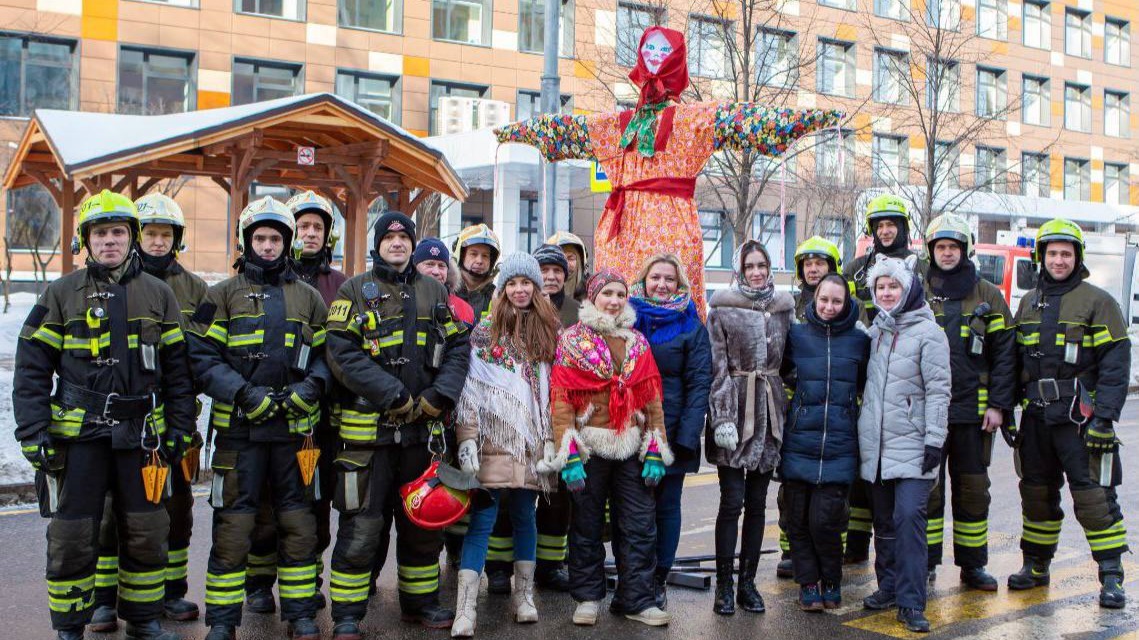 Московские спасатели провели масленичные гулянья для пациентов Морозовской больницы