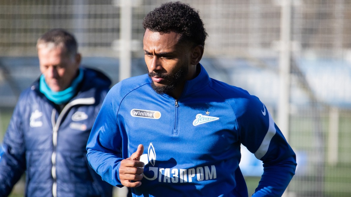 Фанаты ФК «Волга» бросили во время матча банан в бразильца Вендела из «Зенита»