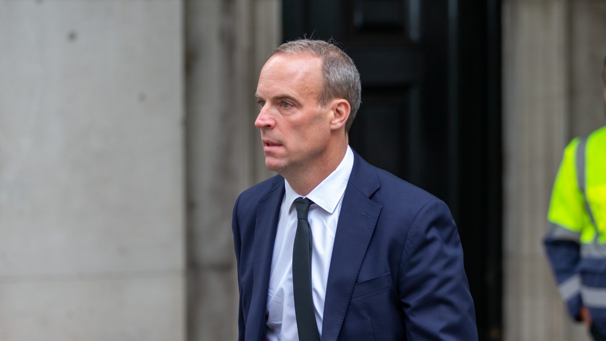 Британский вице-премьер Рааб назвал условие для ухода в отставку