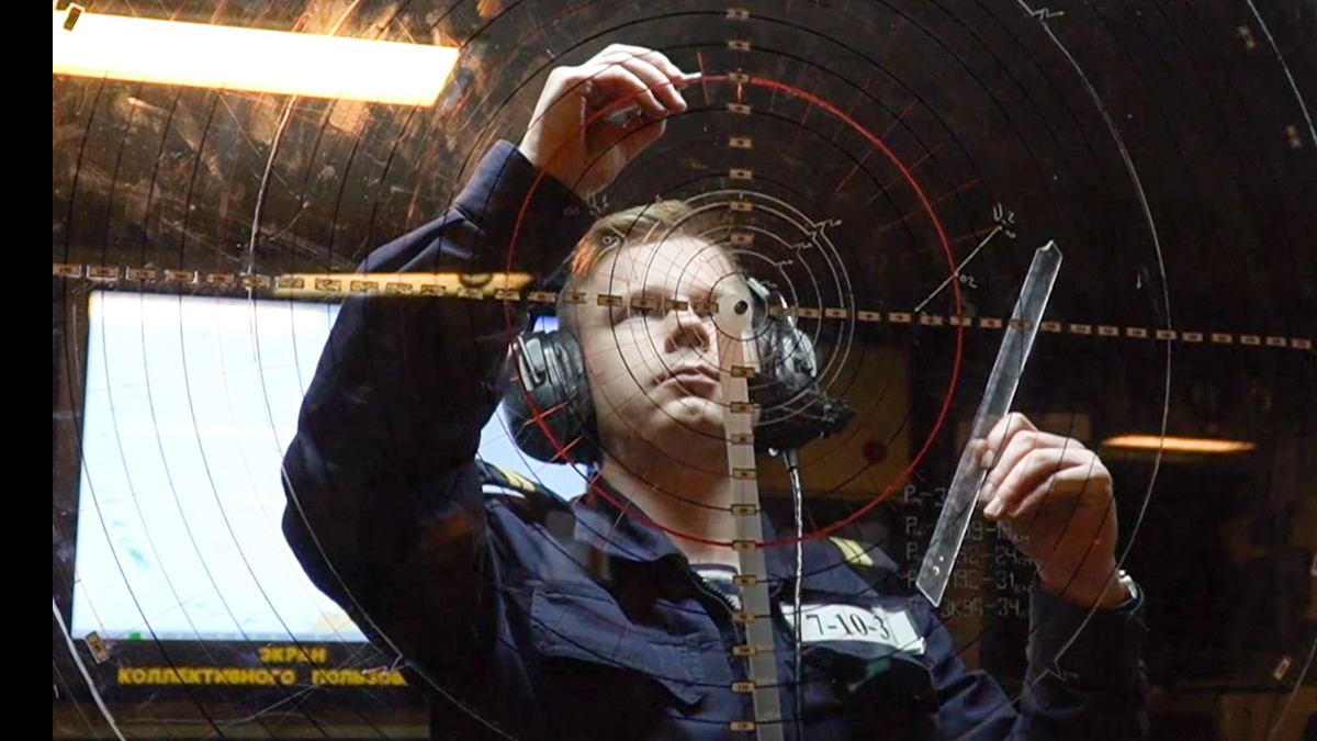 Член экипажа фрегата проекта 22350 «Адмирал флота Советского Союза Горшков» во время учений по противовоздушной обороне, которые проходят в Норвежском море