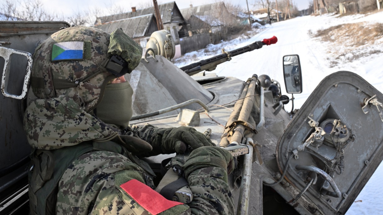 Сотрудник Росгвардии во время выполнения боевой задачи по обнаружению схронов с оружием и боеприпасами противника в одном из населенных пунктов Луганской Народной Республики