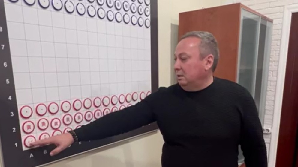 Создатель русских армейских шахмат Евгений Лобачев показывает, как в них играть