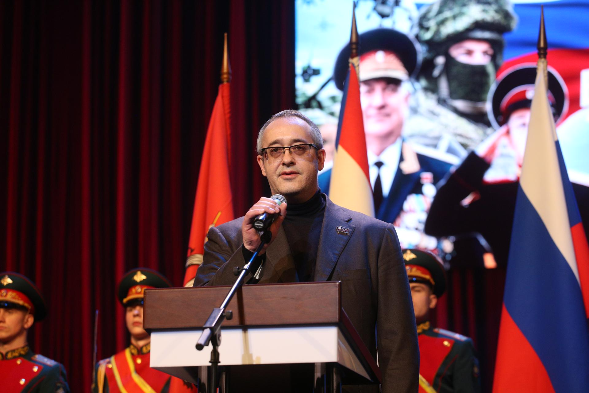 Председатель Мосгордумы Алексей Шапошников выступает на Встрече поколений защитников Отечества в Центральном академическом театре Российской армии