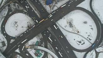 Автомобилистов предупредили о затруднении движения на МКАД из-за снегопада