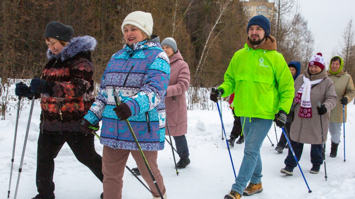 В Москве стартовали занятия по скандинавской ходьбе для членов клуба «Московское долголетие»