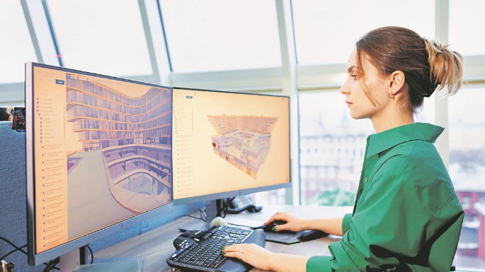 Сотрудник центра компетенции Департамента строительства города Москвы Анна Гришина за работой