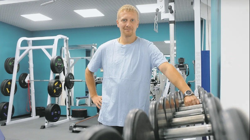 Мастер спорта по легкой атлетике, тренер по спринту Павел Блинов в новом спортивном центре