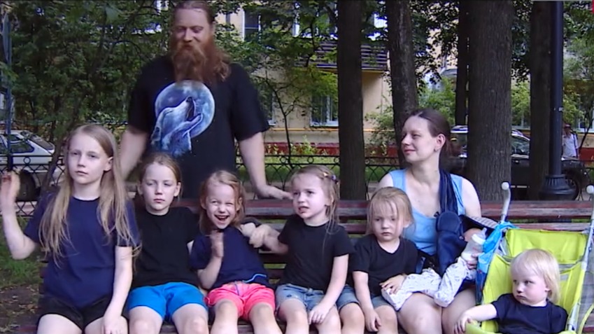 Мама Алисы Тепляковой родила восьмого ребенка