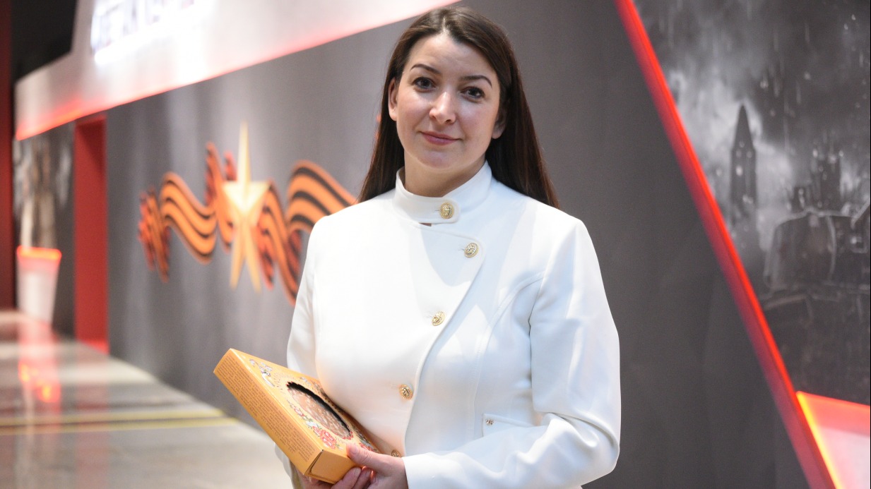 Участница круглого стола Ольга Романова решила угостить коллег городецким пряником, испеченным в Нижегородской области по 300-летнему рецепту