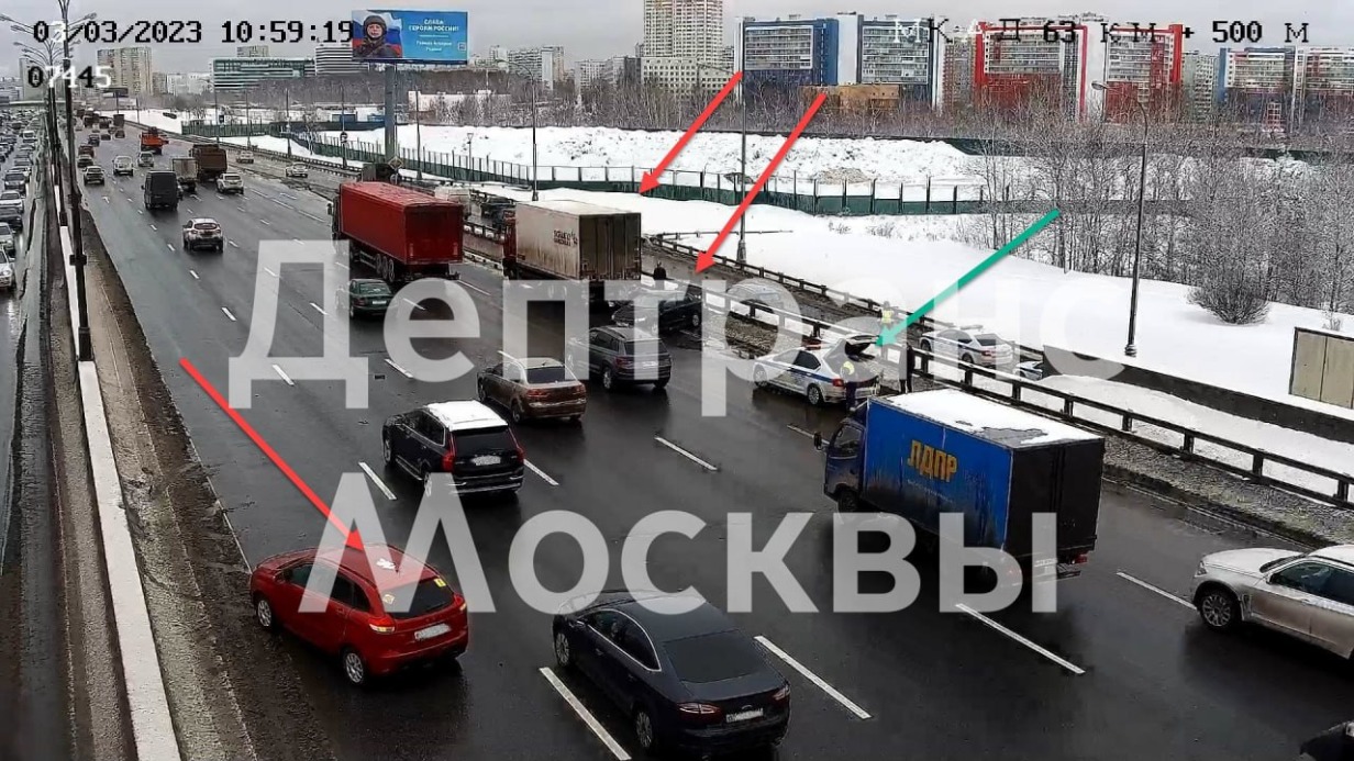Три автомобиля столкнулись на МКАД на северо-западе Москвы