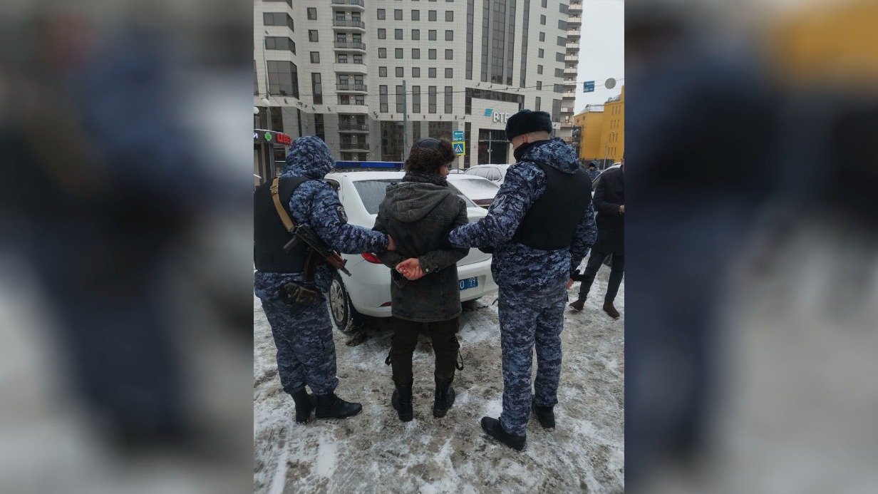 Закладчика с крупной партией героина поймали в центре Москвы